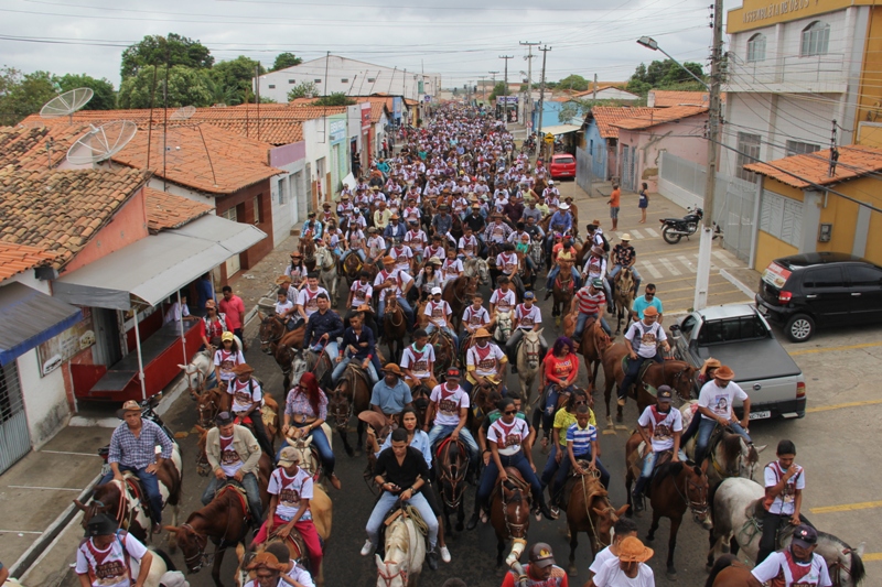 Cavalgada de Água Branca reúne multidão nas ruas do município Cavalgada de Água Branca reúne multidão nas ruas do município