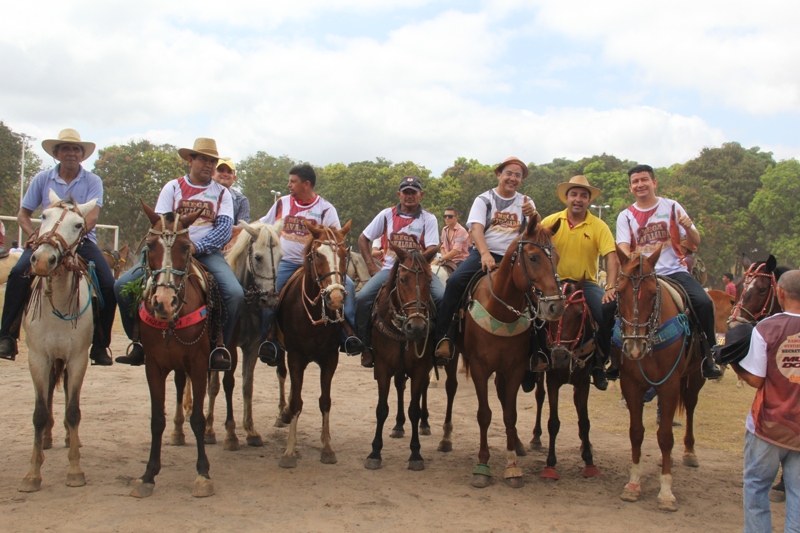 Cavalgada de Água Branca reúne multidão nas ruas do município