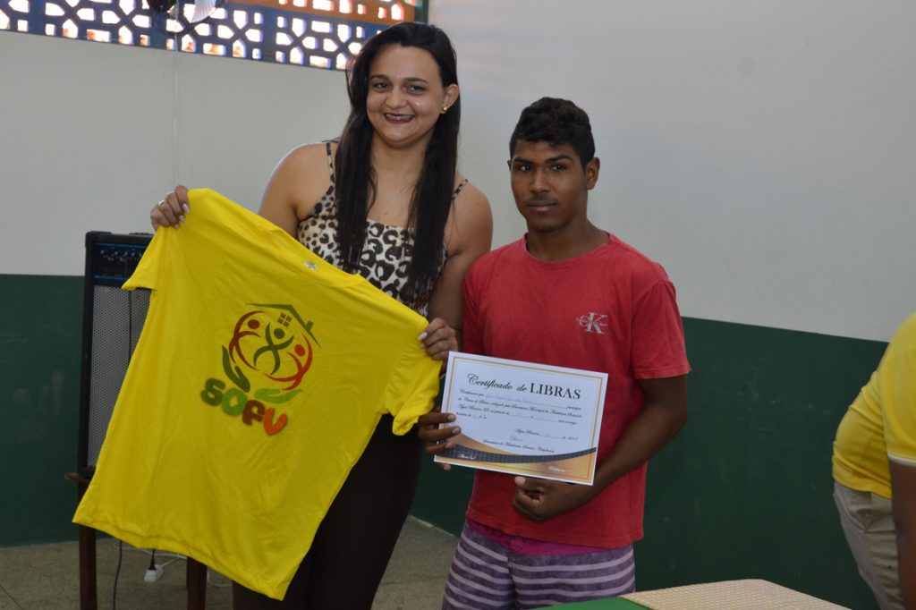 Assistência Social de Água Branca entrega certificados de curso de libras aos jovens do SCFV
