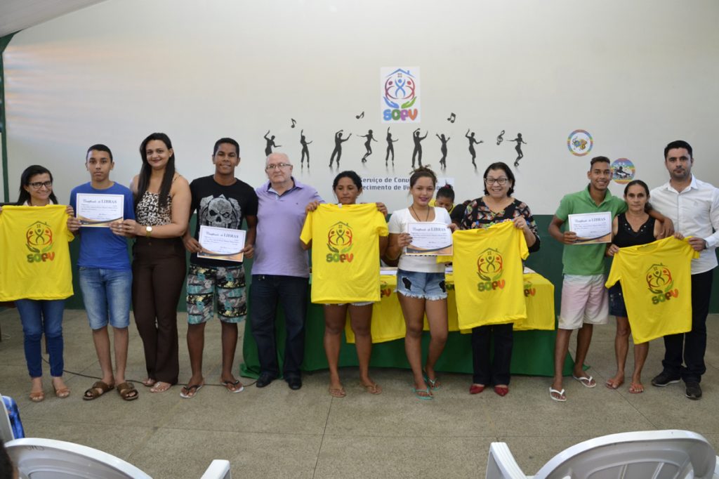 Assistência Social de Água Branca entrega certificados de curso de libras aos jovens do SCFV
