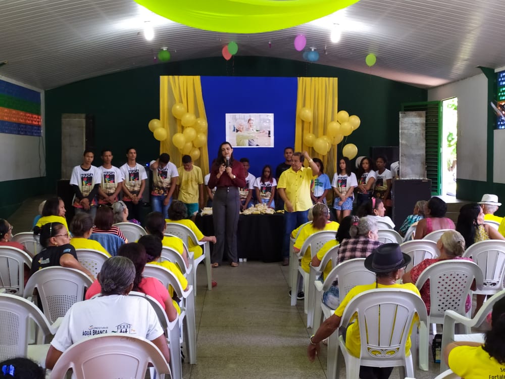 Assistência Social de Água Branca entrega novo fardamento para idosos que participam do SCFV Assistência Social de Água Branca entrega novo fardamento para idosos que participam do SCFV