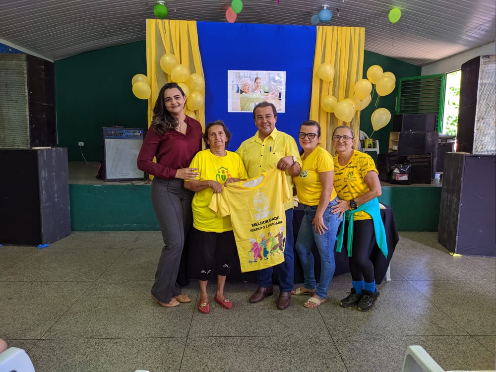 Assistência Social de Água Branca entrega novo fardamento para idosos que participam do SCFV