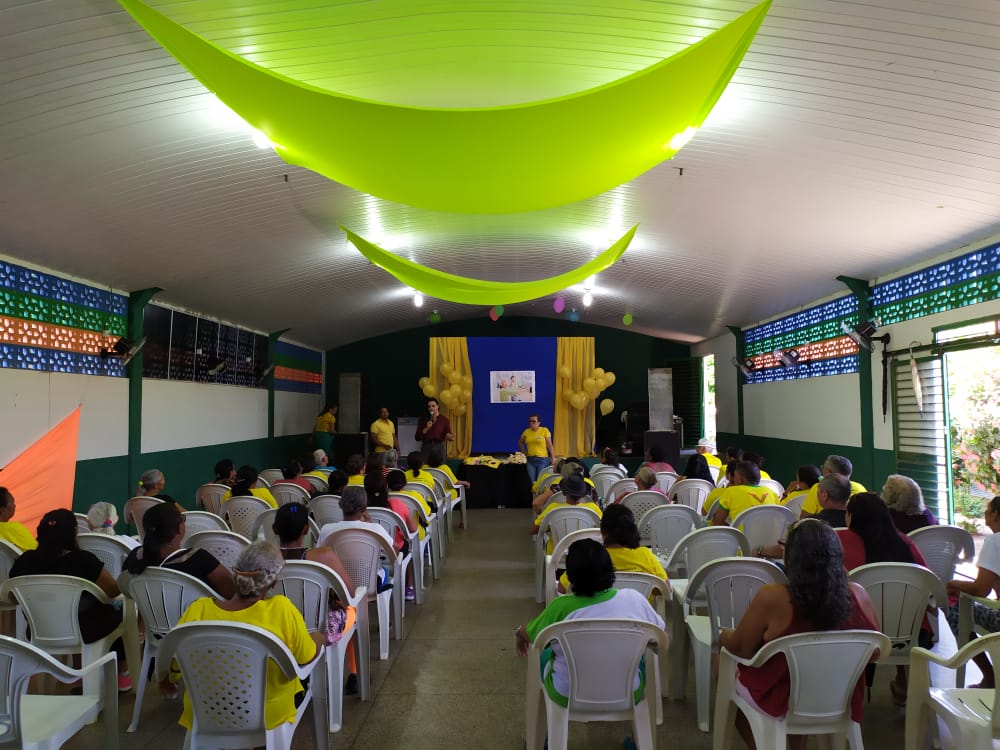 Assistência Social de Água Branca entrega novo fardamento para idosos que participam do SCFV