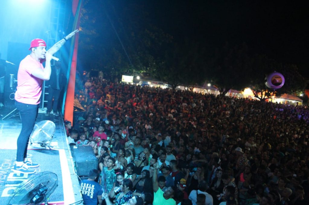 Avine Vinny agita milhares de foliões na terceira noite do Carnaval Avine Vinny agita milhares de foliões na terceira noite do Carnaval