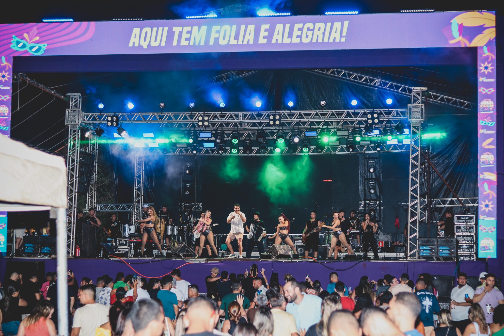 Ávine Vinny e Levi Alvim agitam multidão em mais uma noite de Carnaval em Água Branca