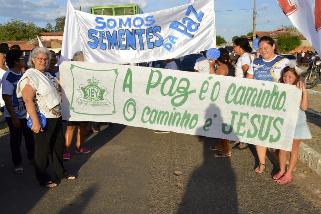 Caminhada da Paz: população percorre as ruas de Água Branca pedindo mais segurança Caminhada da Paz: população percorre as ruas de Água Branca pedindo mais segurança