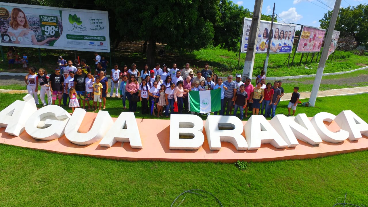 Campeã mundial de capoeira é recepcionada com carreata em Água Branca
