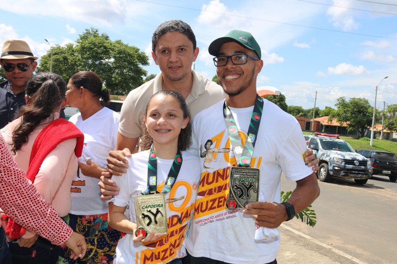 Campeã mundial de capoeira é recepcionada com carreata em Água Branca