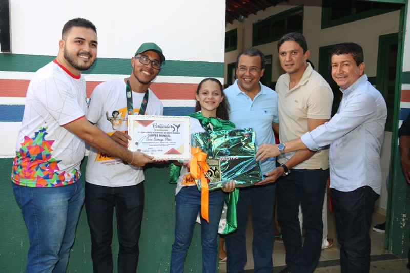 Campeã mundial de capoeira é recepcionada com carreata em Água Branca