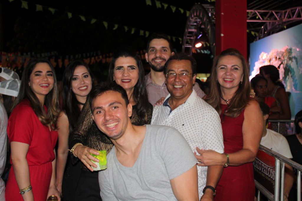 Cantor Jonas Esticado anima noite dos 63 anos de Água Branca