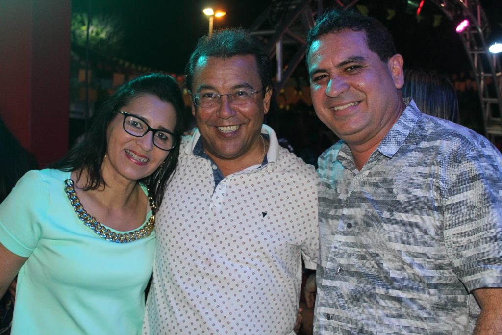 Cantor Jonas Esticado anima noite dos 63 anos de Água Branca