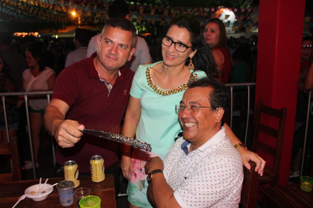Cantor Jonas Esticado anima noite dos 63 anos de Água Branca