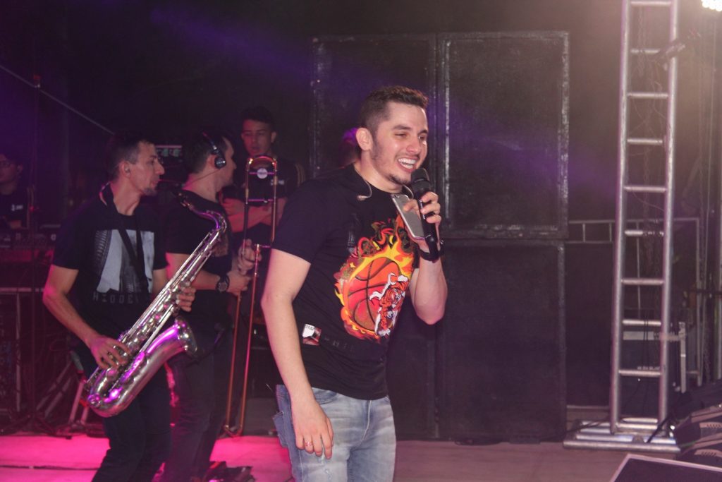 Cantor Jonas Esticado anima noite dos 63 anos de Água Branca