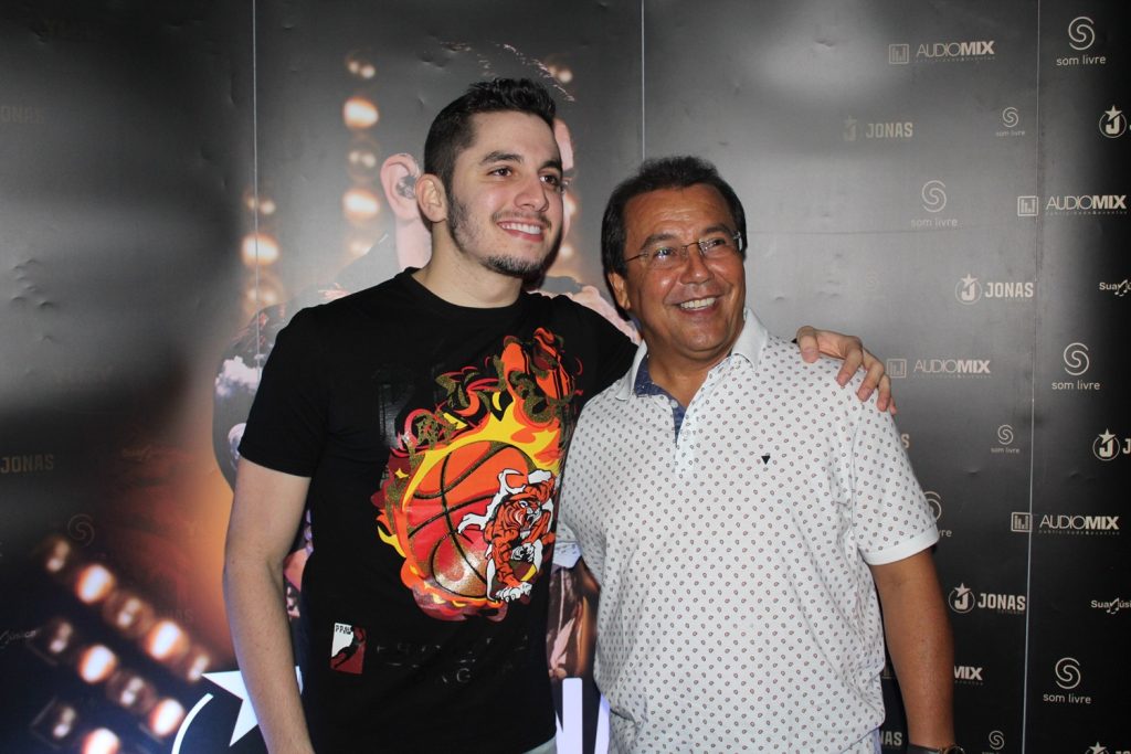 Cantor Jonas Esticado anima noite dos 63 anos de Água Branca