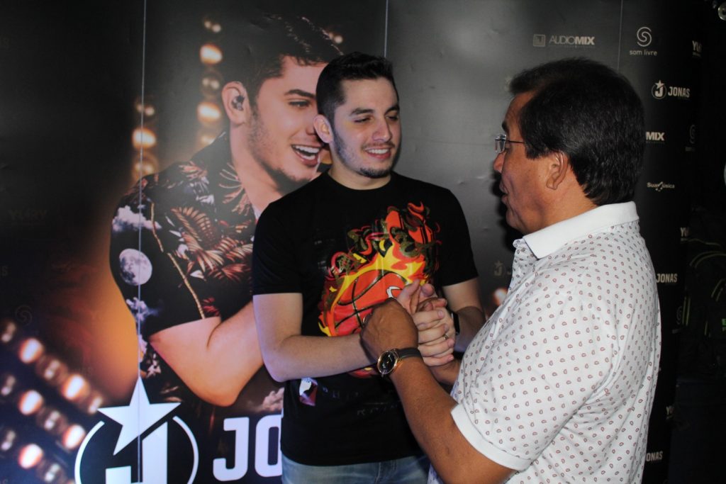 Cantor Jonas Esticado anima noite dos 63 anos de Água Branca
