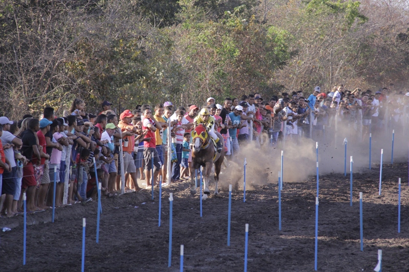 Corrida de Cavalos movimenta a cidade de Água Branca