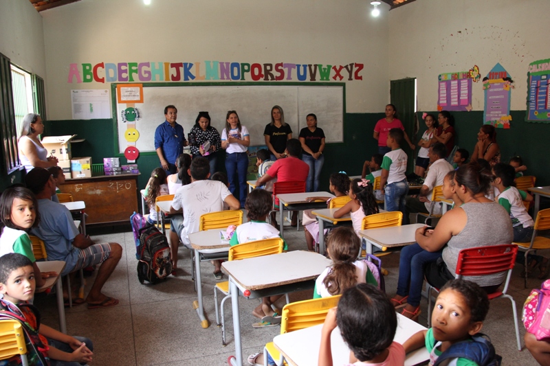 Educação de Água Branca entrega tablets para auxiliar na alfabetização dos alunos