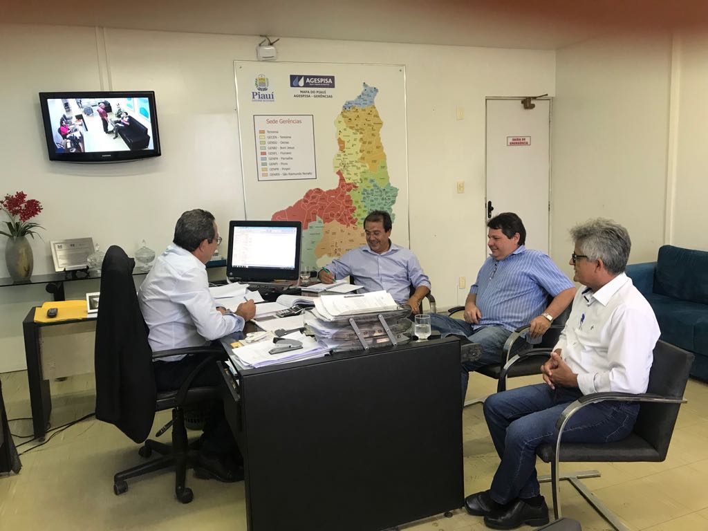 Em reunião na Agespisa, prefeito de Água Branca pede melhorias no abastecimento de água Em reunião na Agespisa, prefeito de Água Branca pede melhorias no abastecimento de água