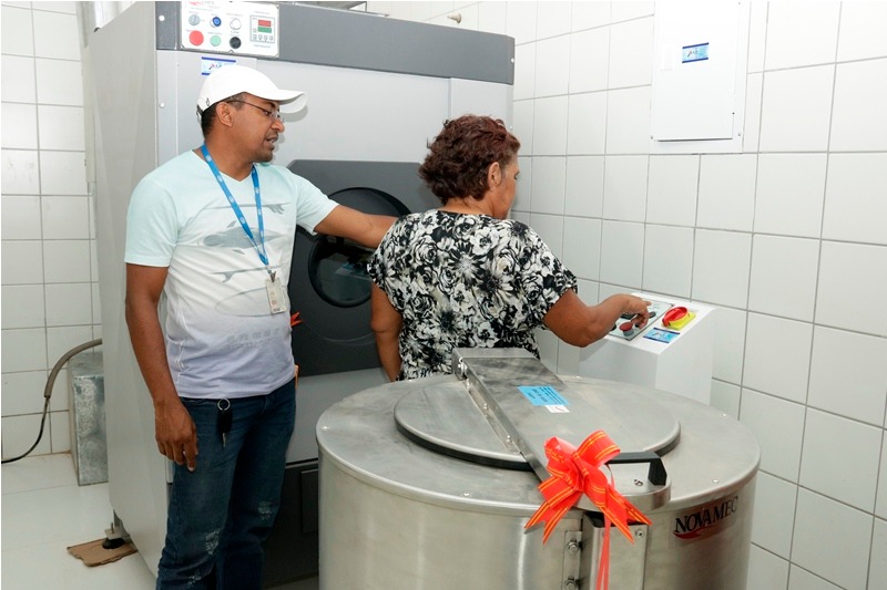 Equipe do Hospital Água Branca participa de treinamento para utilizar equipamentos da lavanderia