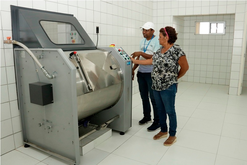 Equipe do Hospital Água Branca participa de treinamento para utilizar equipamentos da lavanderia
