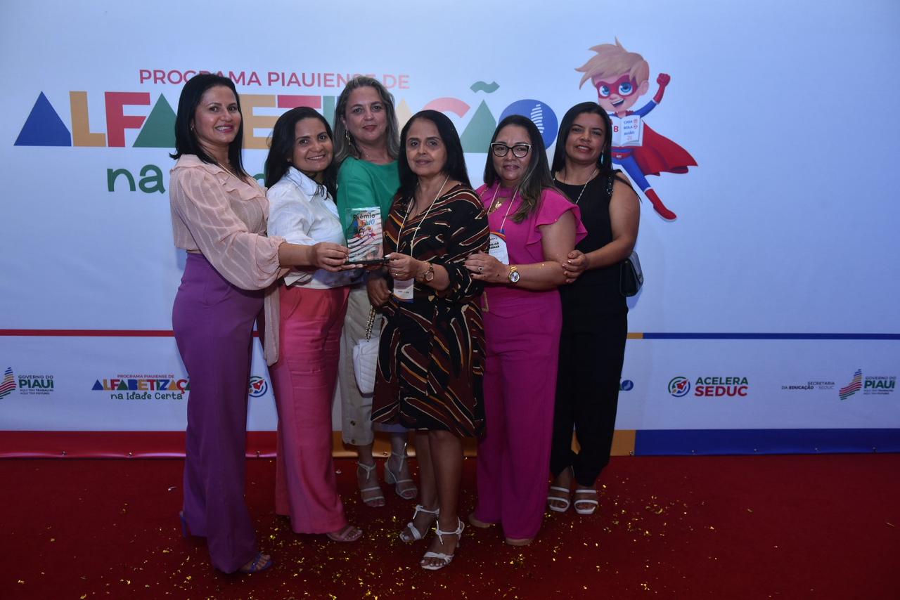 Escola Municipal Anatália Carneiro de Água Branca recebe o Prêmio Alfa-10 por destaque em alfabetização no Piauí Escola Municipal Anatália Carneiro de Água Branca recebe o Prêmio Alfa-10 por destaque em alfabetização no Piauí