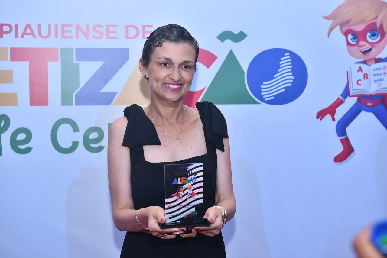 Escola Municipal Anatália Carneiro de Água Branca recebe o Prêmio Alfa-10 por destaque em alfabetização no Piauí