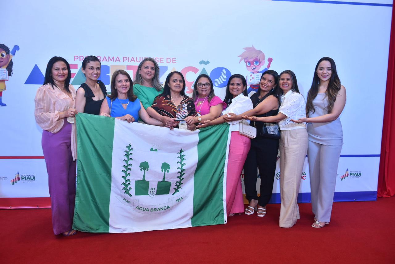 Escola Municipal Anatália Carneiro de Água Branca recebe o Prêmio Alfa-10 por destaque em alfabetização no Piauí