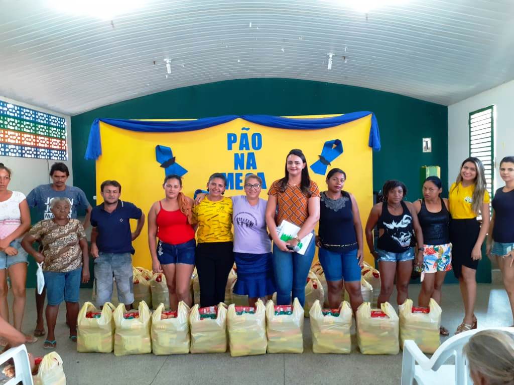 Famílias de Água Branca recebem cestas básicas e participam de palestra sobre câncer de próstata Famílias de Água Branca recebem cestas básicas e participam de palestra sobre câncer de próstata