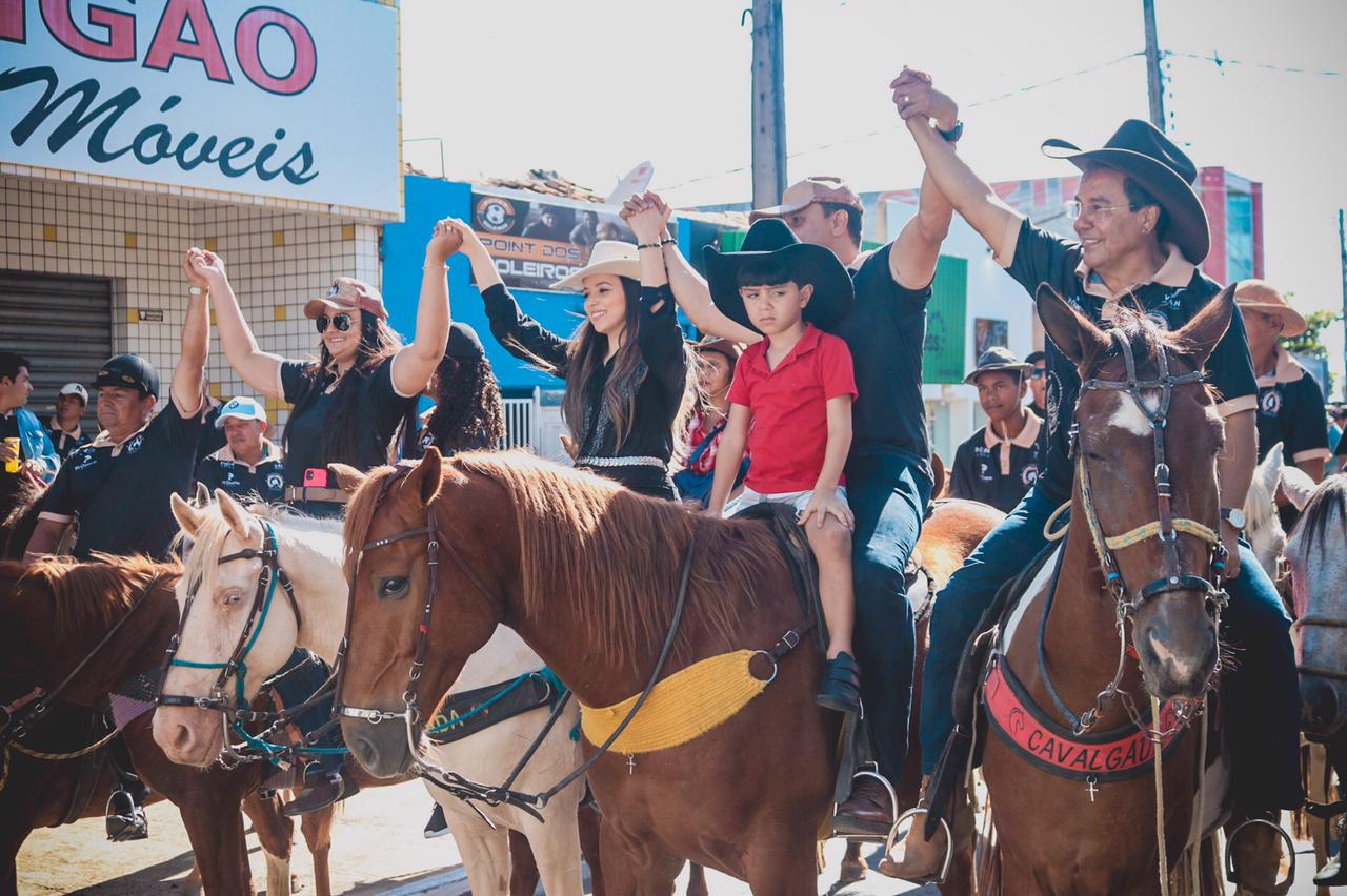 Grande Cavalgada e Shows na Arena Mangal reúnem multidão nos Festejos de Água Branca Grande Cavalgada e Shows na Arena Mangal reúnem multidão nos Festejos de Água Branca