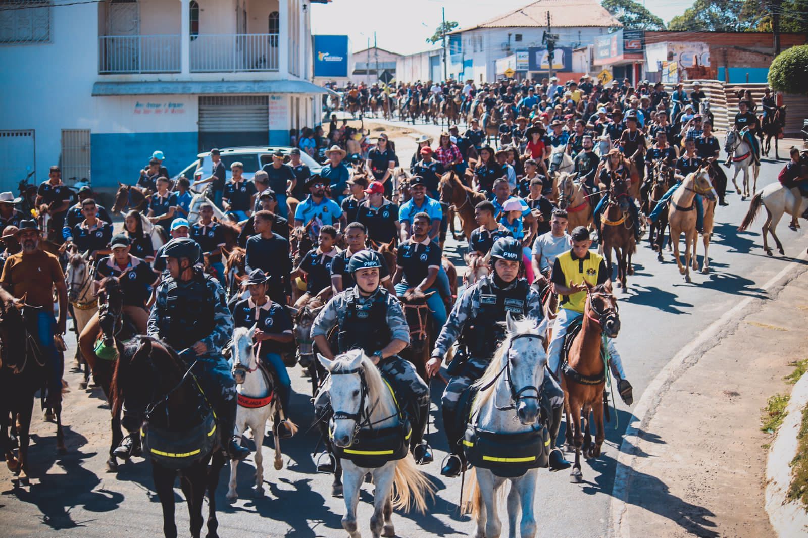 Grande Cavalgada e Shows na Arena Mangal reúnem multidão nos Festejos de Água Branca