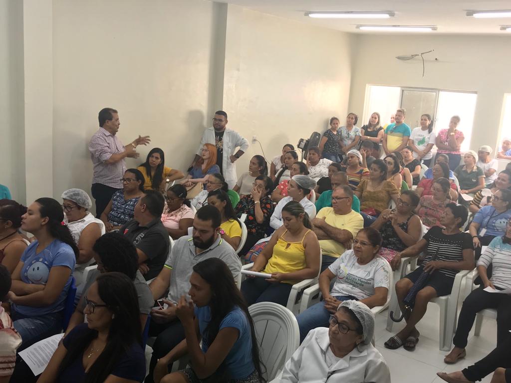 Jonas Moura realiza encontro com servidores do hospital municipal de Água Branca