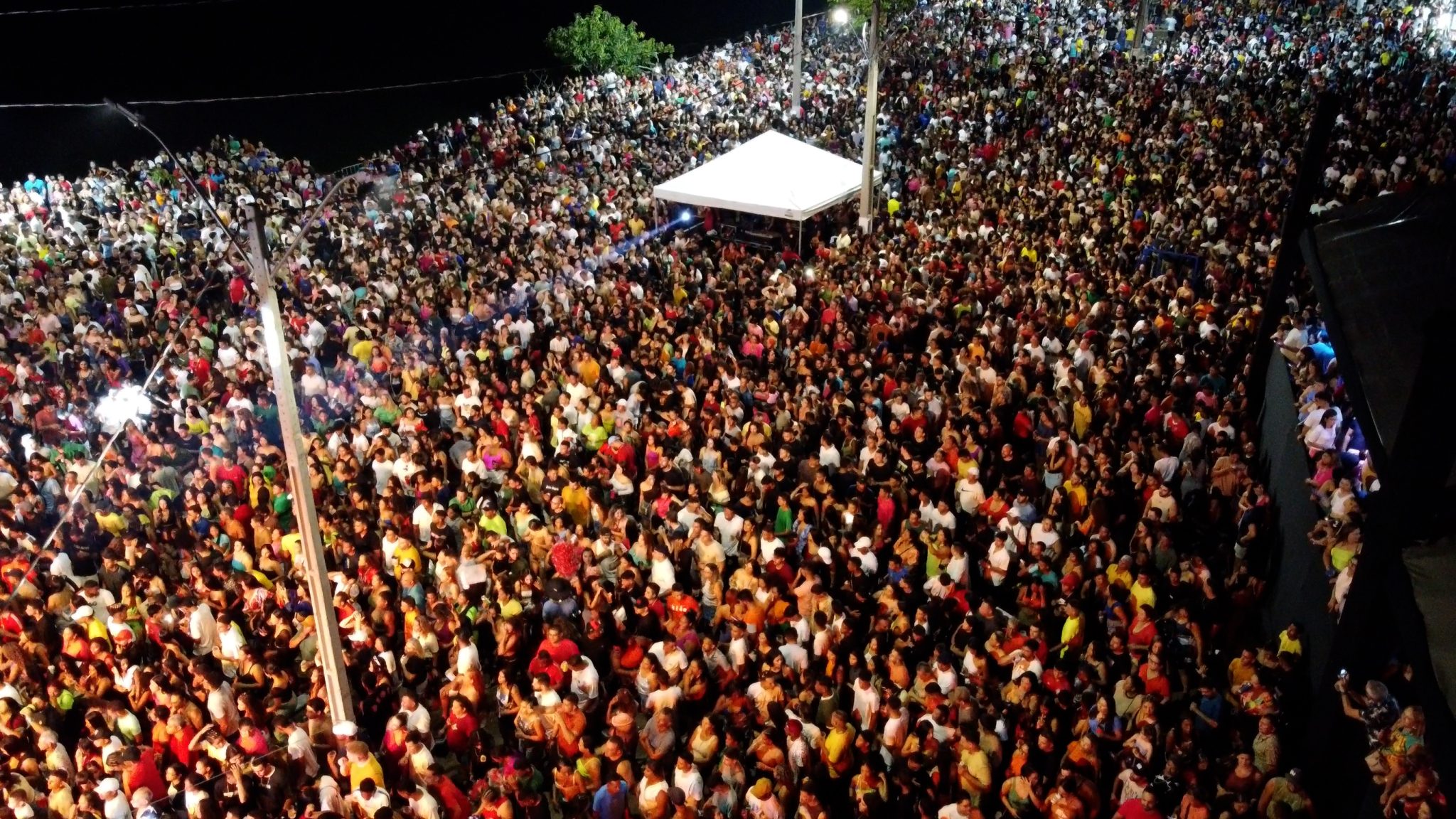 Léo Santana arrasta multidão na primeira noite do Carnaval Água Branca 2025