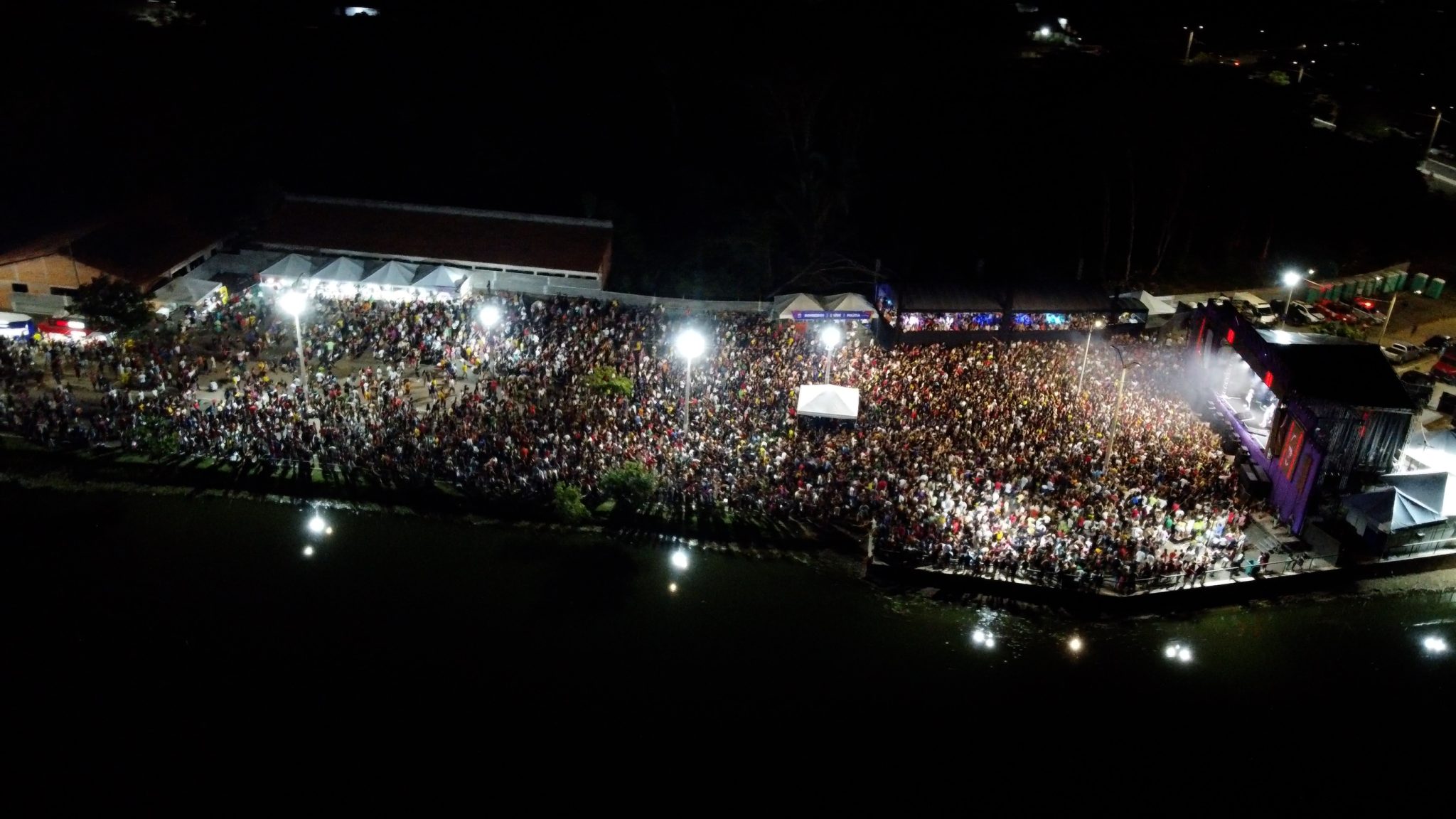 Léo Santana arrasta multidão na primeira noite do Carnaval Água Branca 2025
