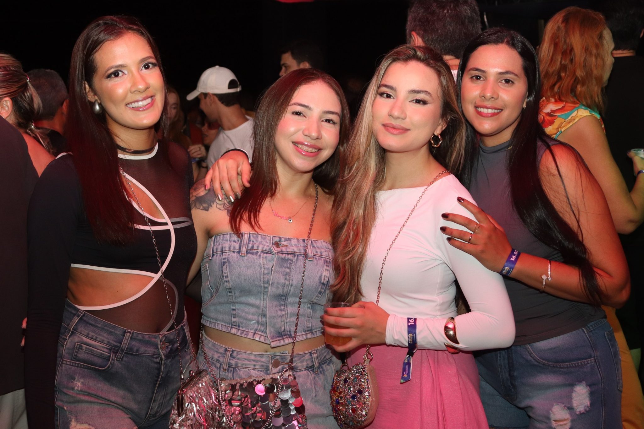 Léo Santana arrasta multidão na primeira noite do Carnaval Água Branca 2025