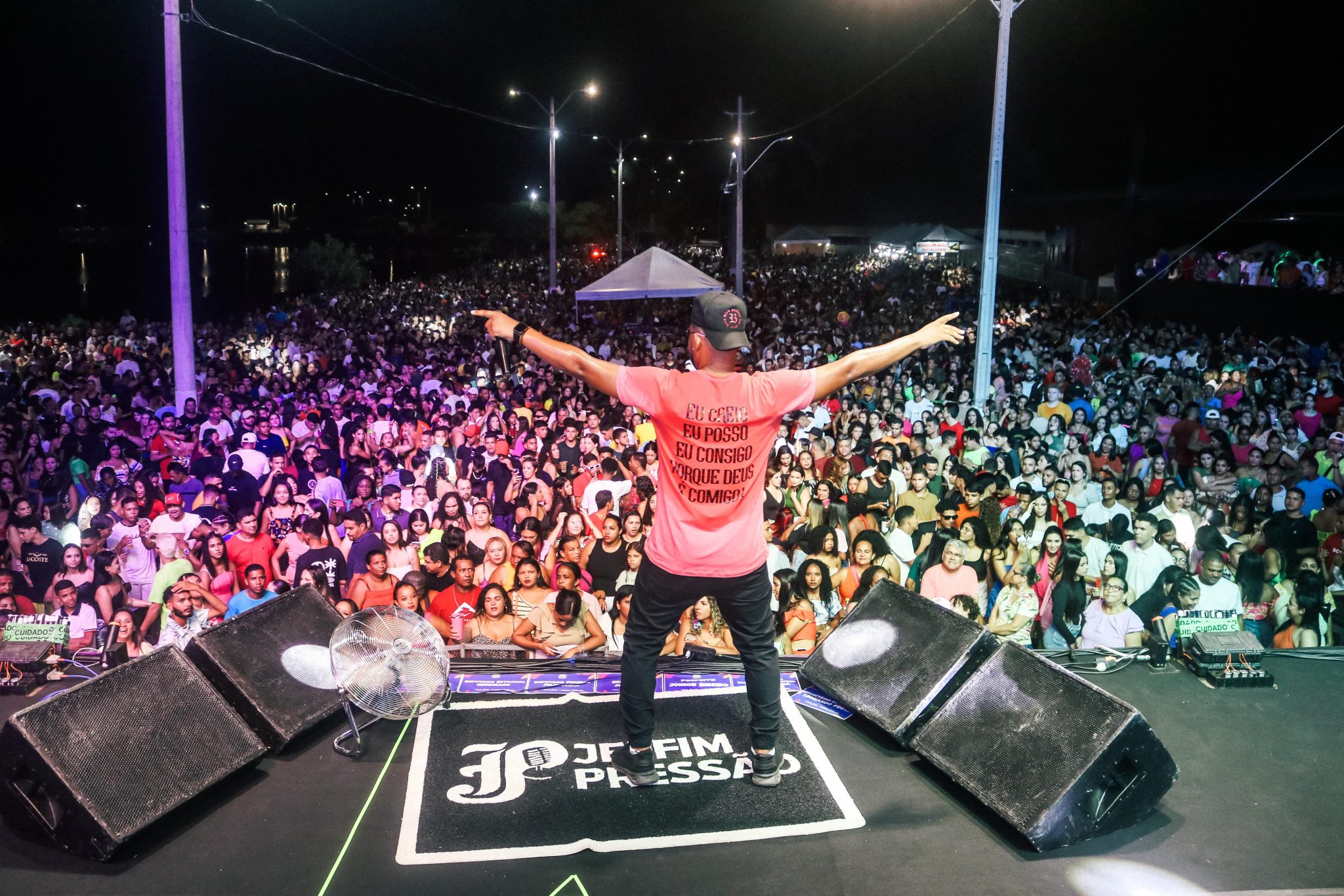 Léo Santana arrasta multidão na primeira noite do Carnaval Água Branca 2025