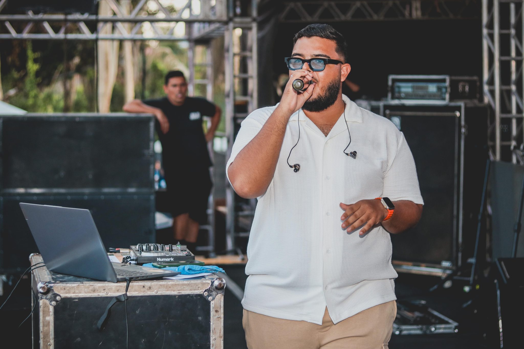 Léo Santana arrasta multidão na primeira noite do Carnaval Água Branca 2025