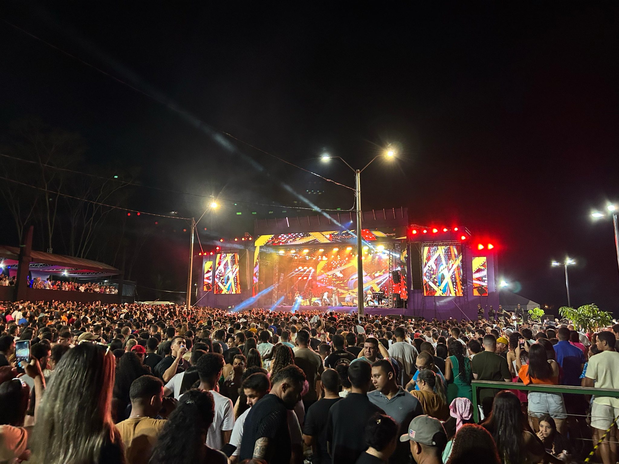 Léo Santana arrasta multidão na primeira noite do Carnaval Água Branca 2025