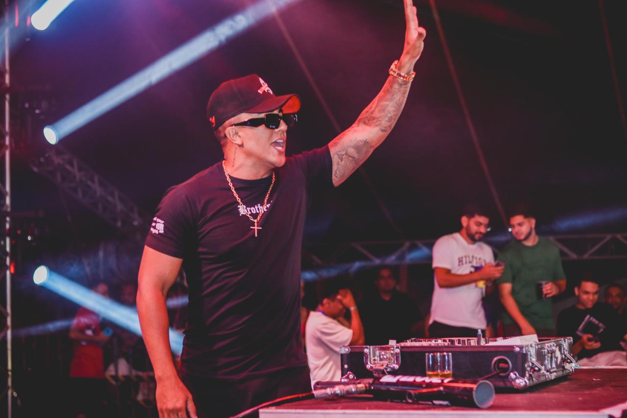 O Poeta e DJ Calixto agitam 2ª noite de Carnaval em Água Branca
