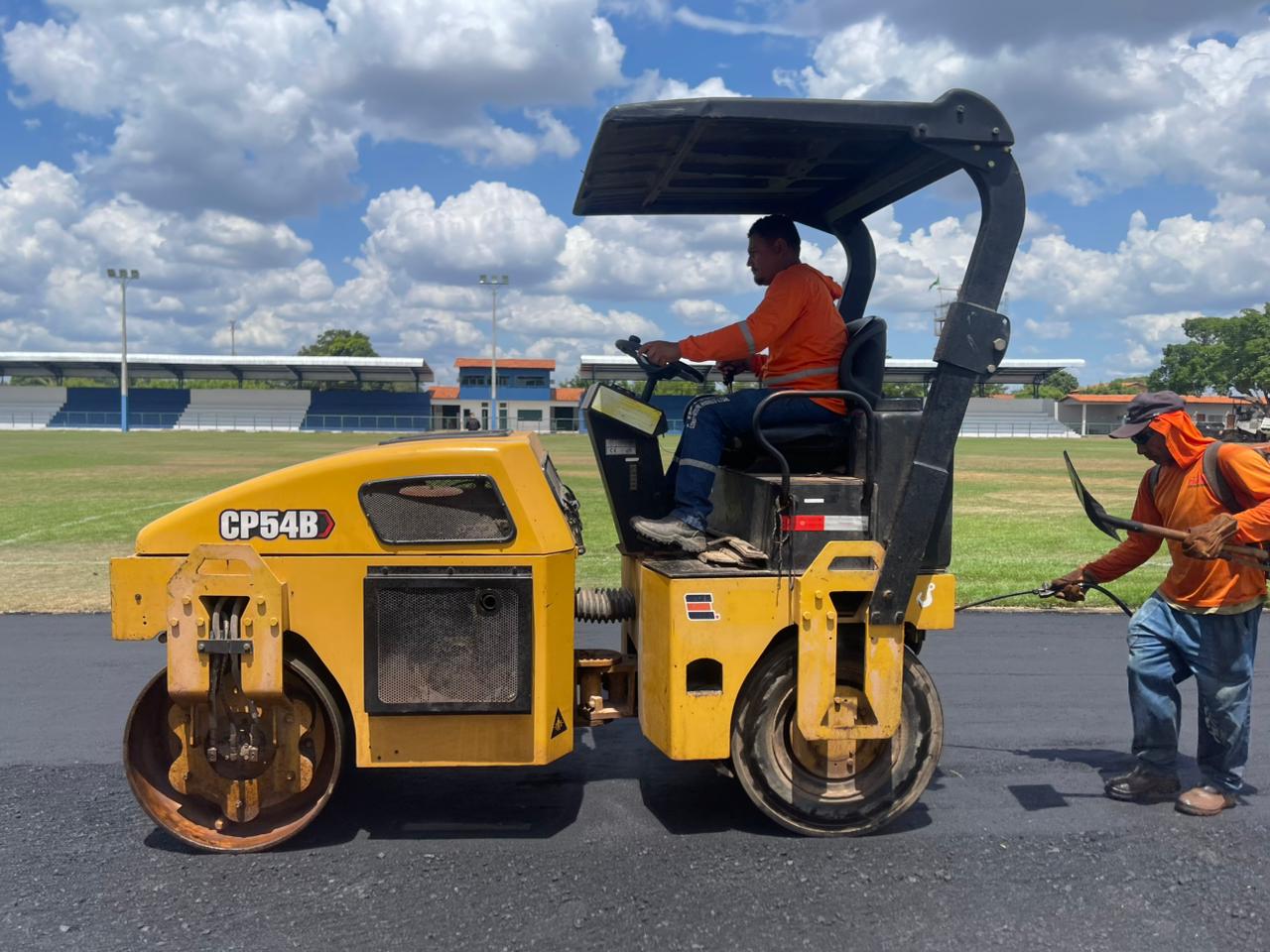 Pista do Estádio Municipal recebe pavimentação asfáltica e ganha mais segurança para atletas e comunidade Pista do Estádio Municipal recebe pavimentação asfáltica e ganha mais segurança para atletas e comunidade