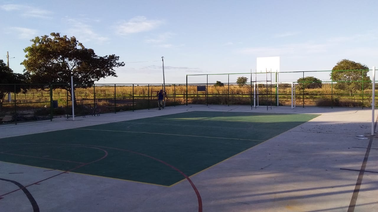 Povoado Santo Antônio recebe limpeza de vias, revitalização de estradas e nova quadra de esportes