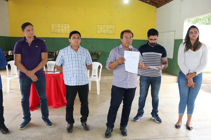 Prefeito de Água Branca assina ordem de serviço para construção de banheiros domiciliares