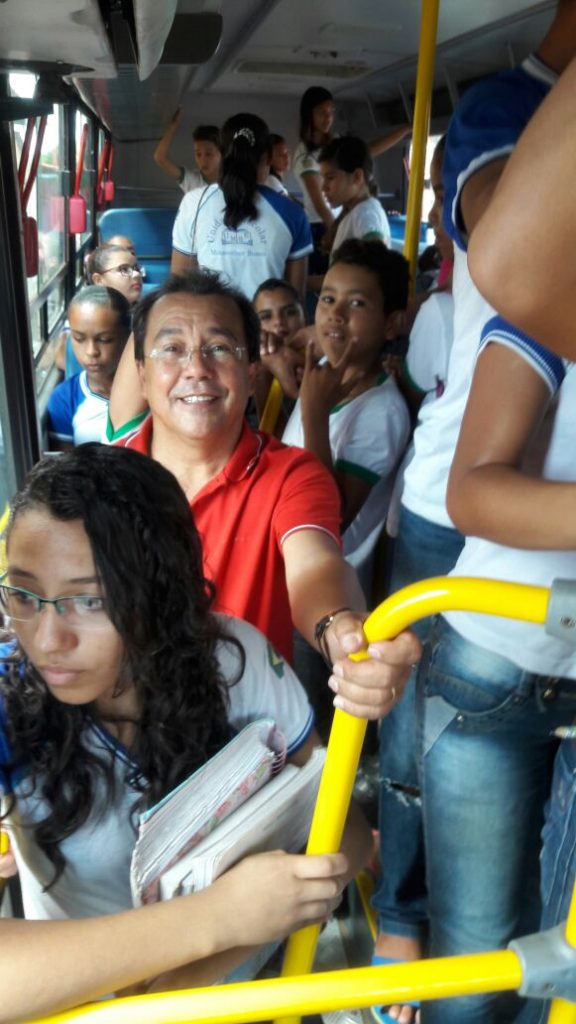 Prefeito de Água Branca fiscaliza transporte escolar e ouve sugestões de estudantes Prefeito de Água Branca fiscaliza transporte escolar e ouve sugestões de estudantes