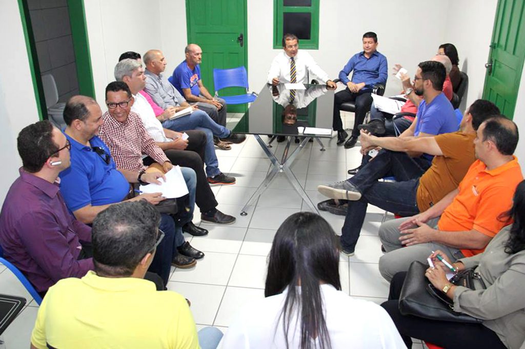 Prefeito de Água Branca reúne secretários e discute melhorias para o município Prefeito de Água Branca reúne secretários e discute melhorias para o município