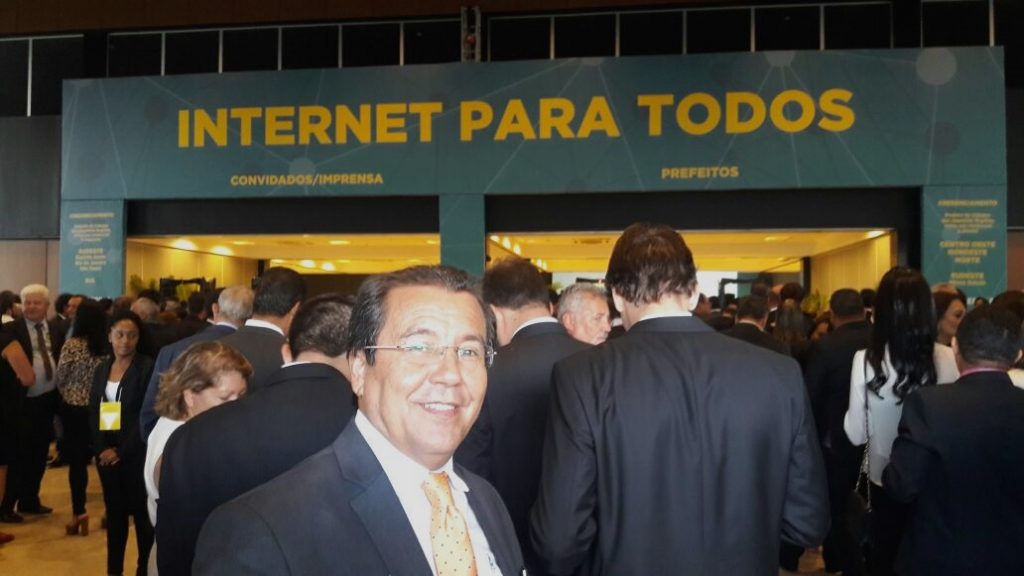 Prefeito Jonas Moura assina convênio para implantação do Internet Para Todos em Água Branca Prefeito Jonas Moura assina convênio para implantação do Internet Para Todos em Água Branca