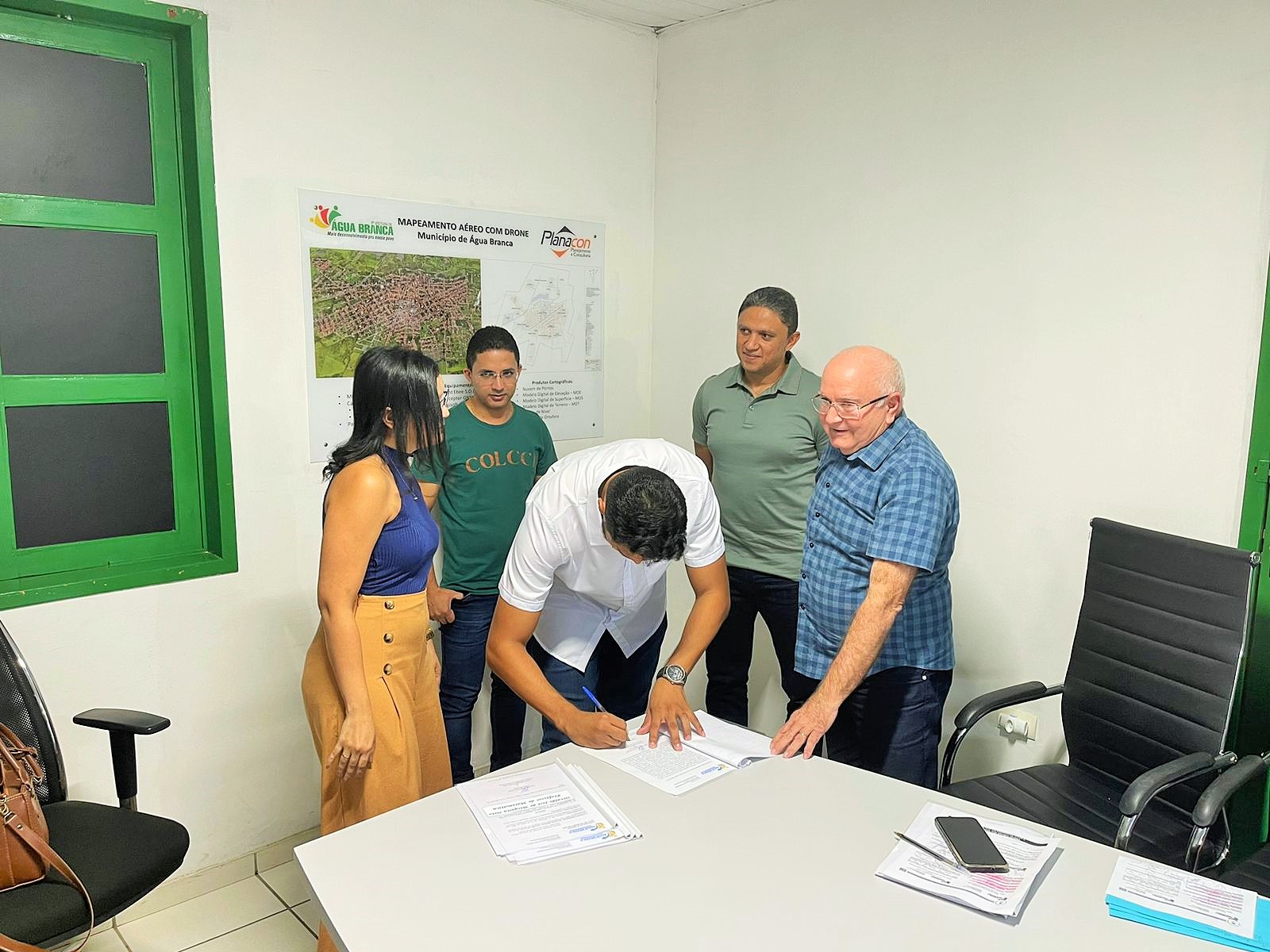 Prefeito Júnior Ribeiro nomeia aprovados no concurso da Educação e Saúde de Água Branca