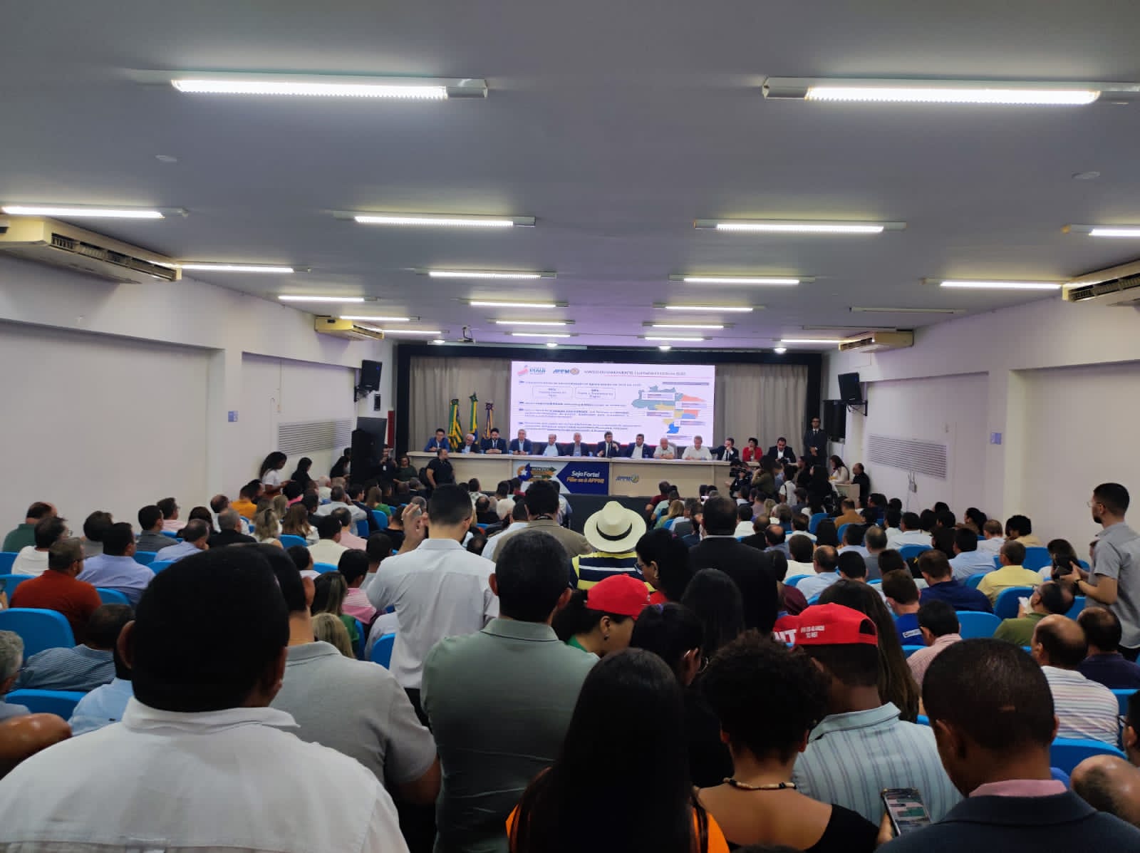 Prefeito Júnior Ribeiro participa de reunião com Rafael Fonteles para discutir futuro do saneamento básico no Piauí Prefeito Júnior Ribeiro participa de reunião com Rafael Fonteles para discutir futuro do saneamento básico no Piauí