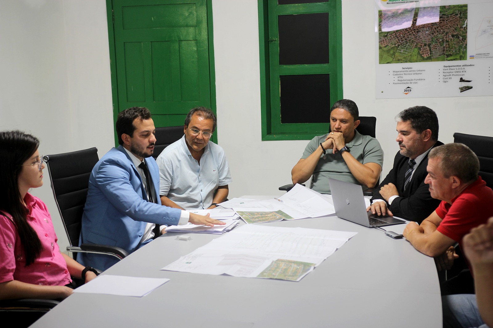 Prefeito Júnior Ribeiro recebe projeto de Regularização Fundiária do bairro Portelinha em Água Branca