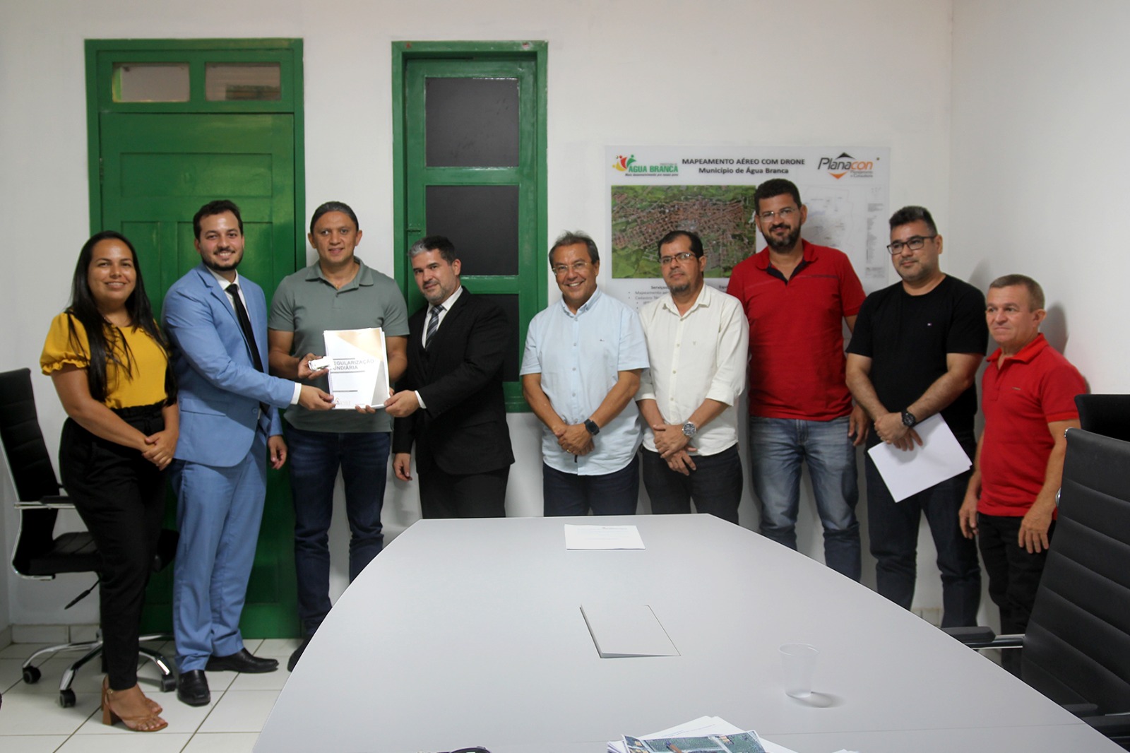 Prefeito Júnior Ribeiro recebe projeto de Regularização Fundiária do bairro Portelinha em Água Branca