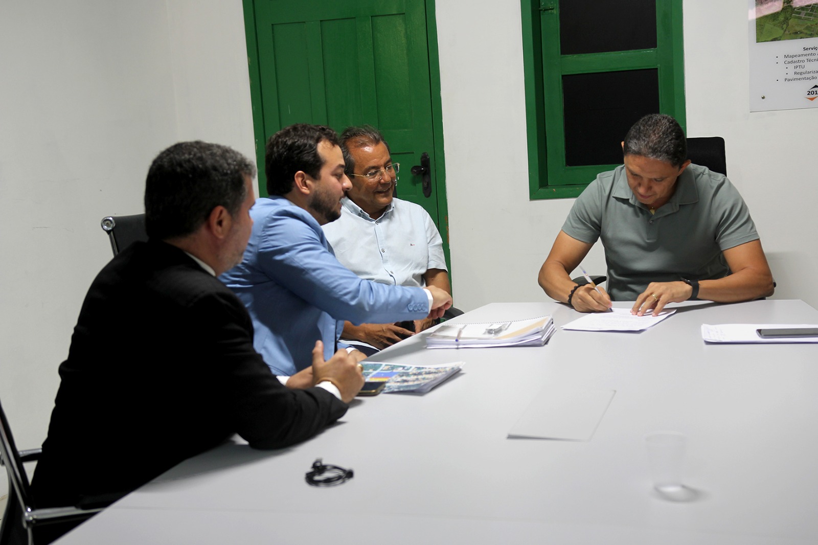 Prefeito Júnior Ribeiro recebe projeto de Regularização Fundiária do bairro Portelinha em Água Branca