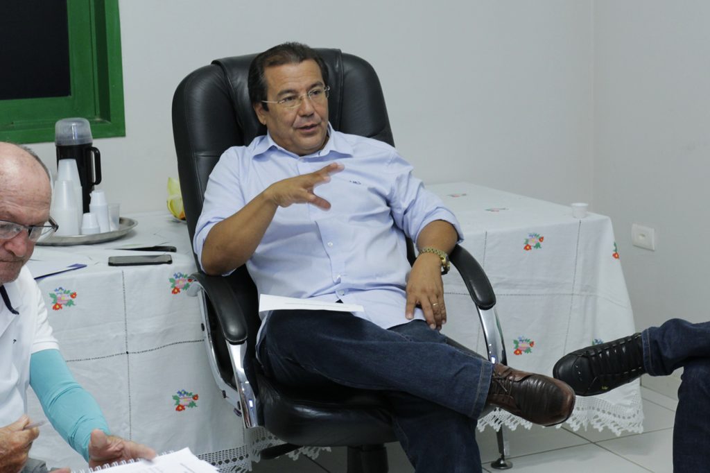 Prefeito realiza reunião de trabalho com secretariado de Água Branca Prefeito realiza reunião de trabalho com secretariado de Água Branca